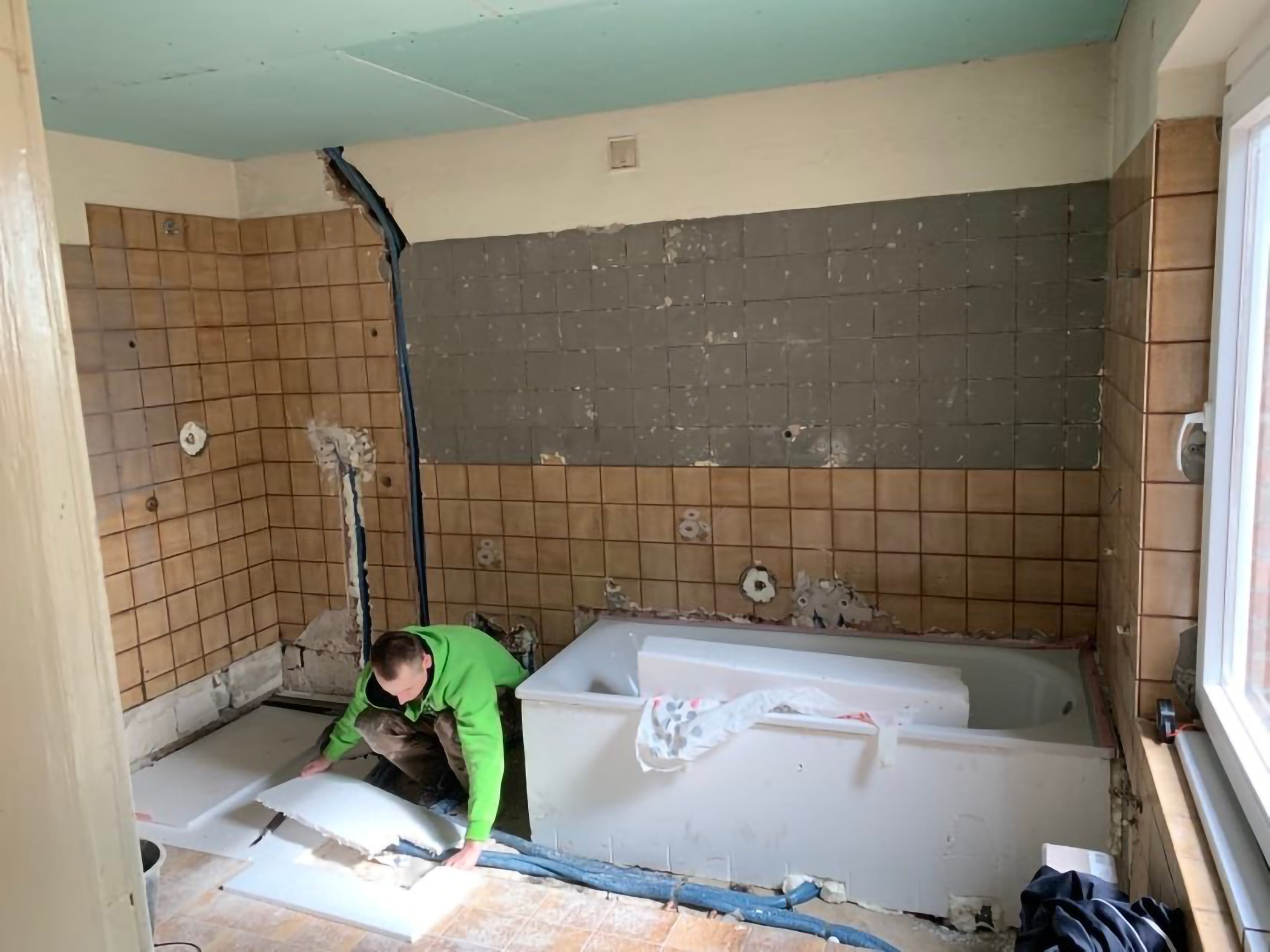 Fliesenverlegung im Badezimmer